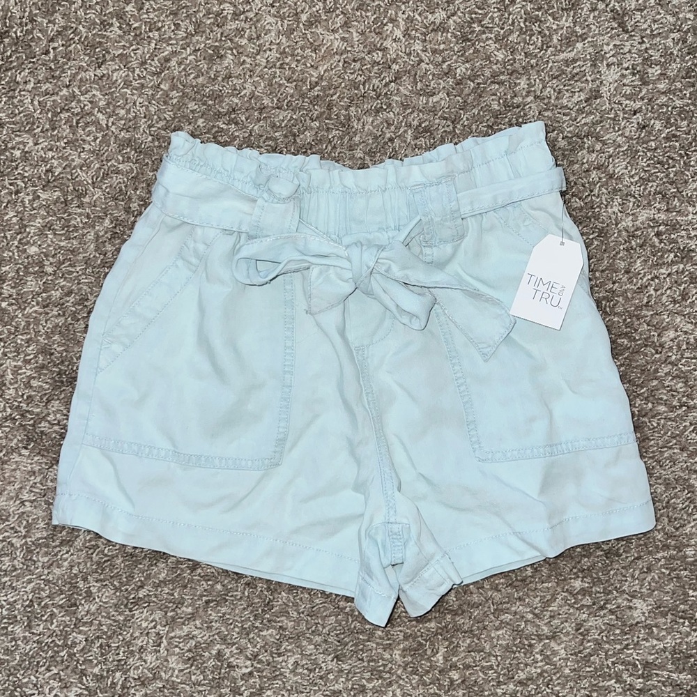 Flowy short with a tie